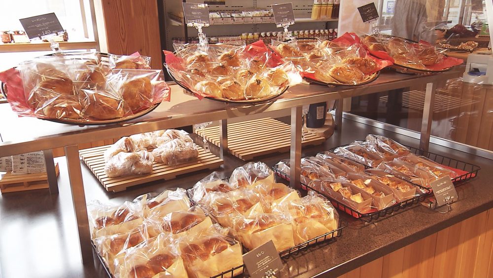 生地はフードコート内ベーカリーで