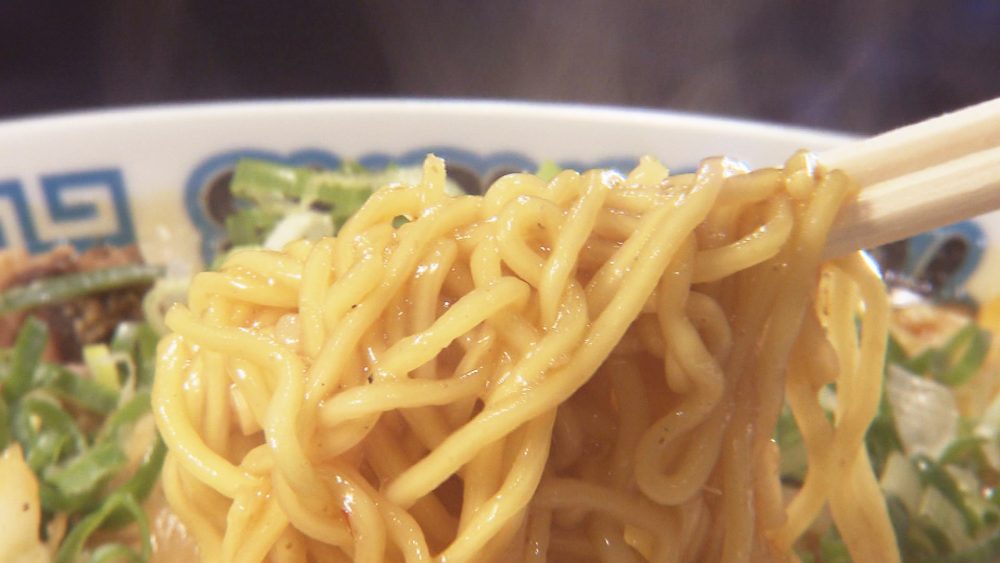 少し太めの縮れたまご麺