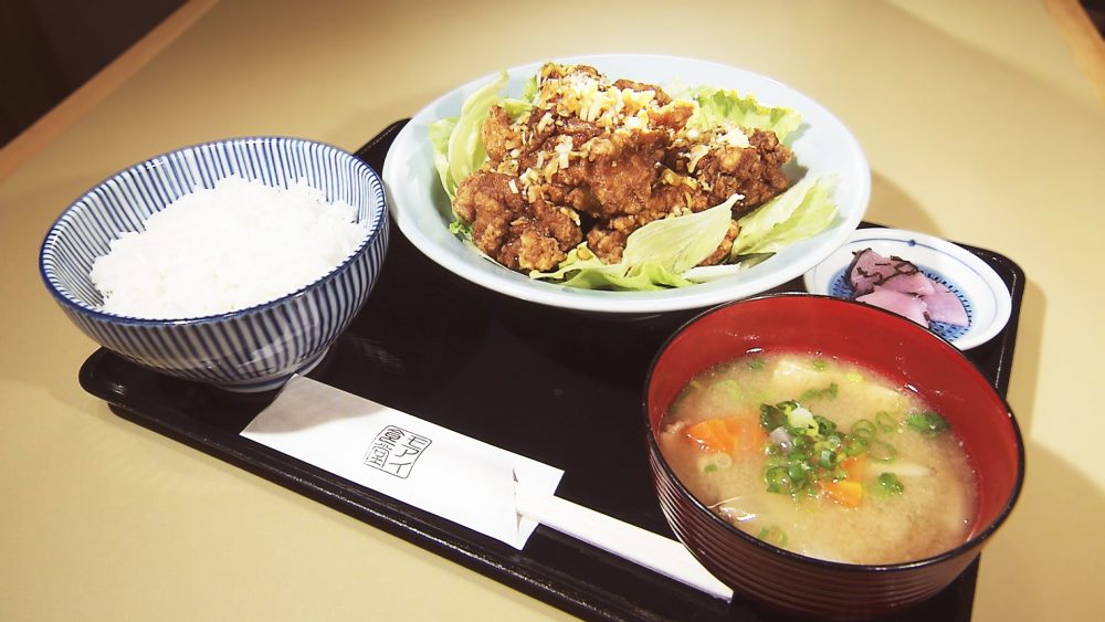 外はカリッ！中はジュワッ！薬味たっぷり「ユーリンチ定食」