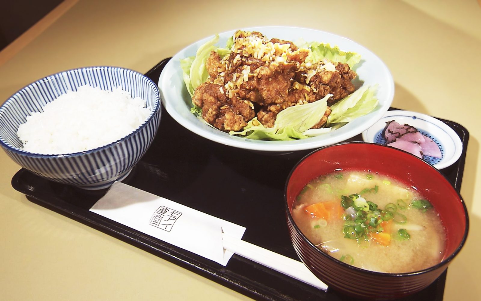 外はカリッ！中はジュワッ！薬味たっぷり「ユーリンチ定食」