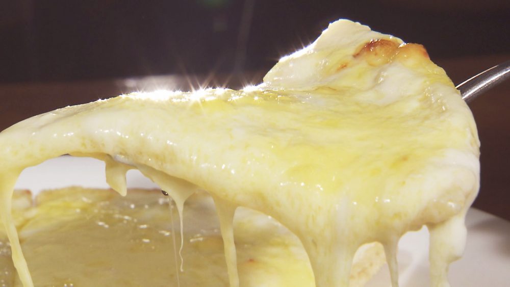 通常の2倍チーズを使用したピザ