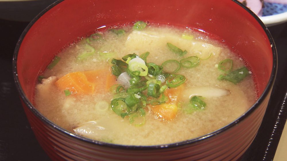 豚汁には鶏ガラスープを使用