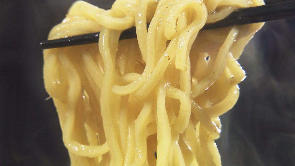 スープの味がしっかり入った太麺