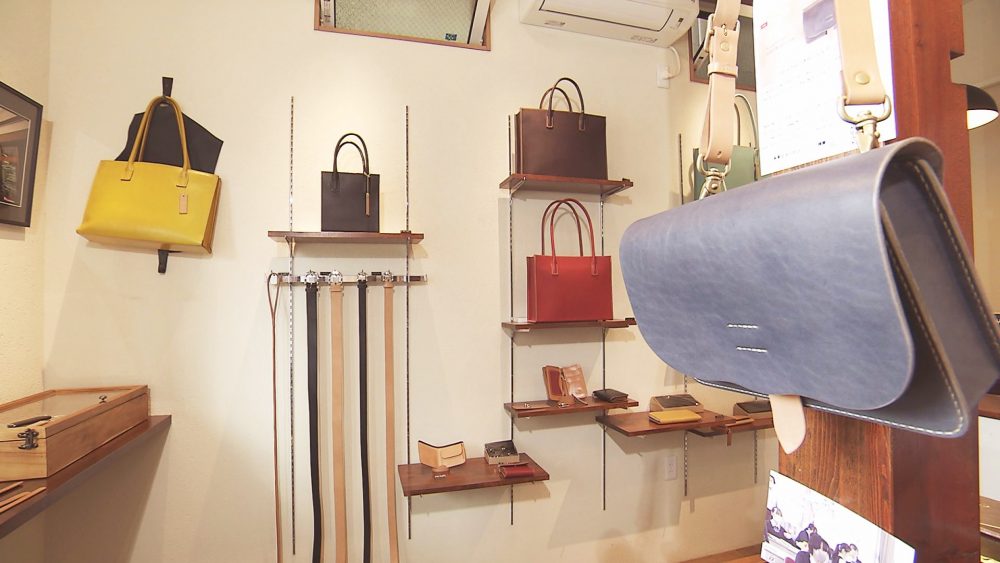 職人が手縫いで