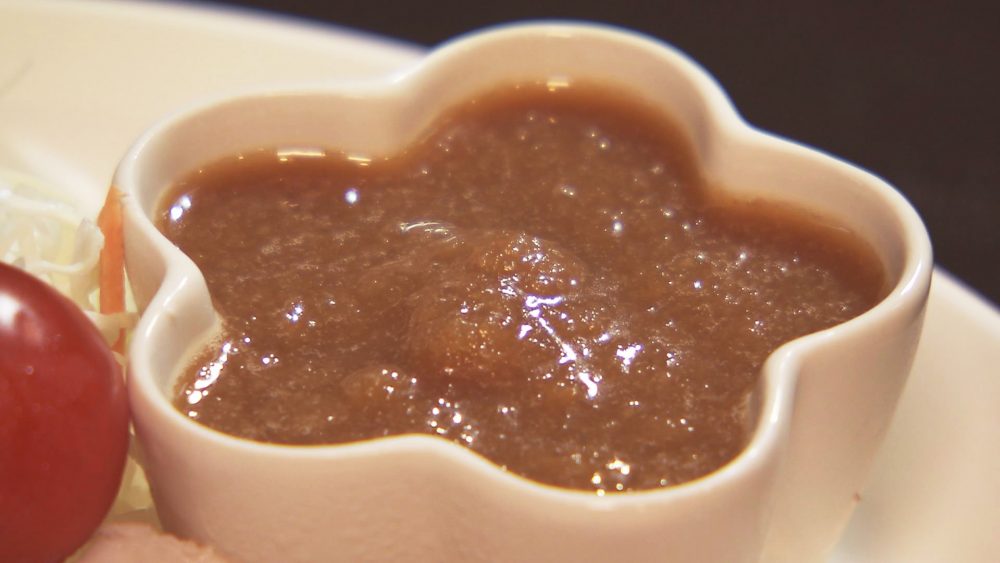 玉ねぎを使った酸味あるソースで