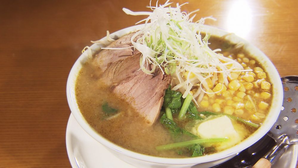 グリーンカレーと味噌ラーメンを融合「味噌バターラーメン グリーンカレー味」