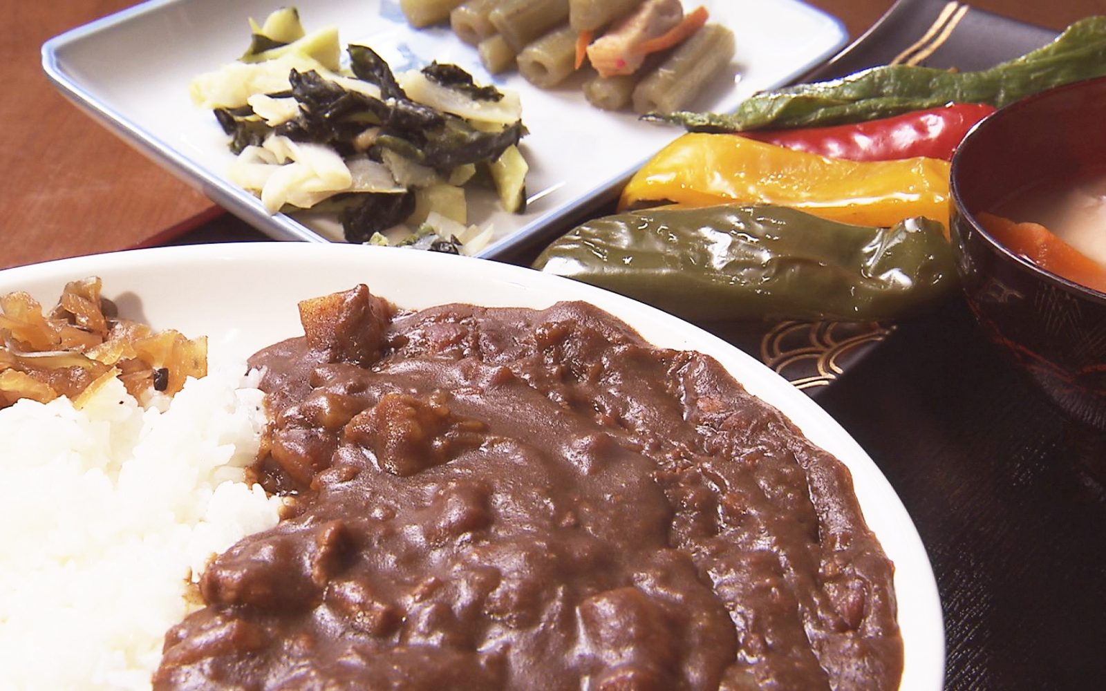 お笑いタレント・ヒロシさんがおかわり！中泊の食堂カレー
