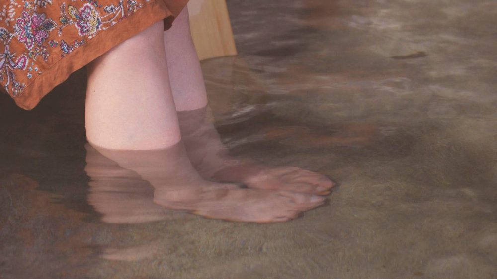 足湯で疲れを癒して