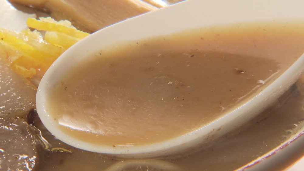 魚のアラを炊いた白湯スープ