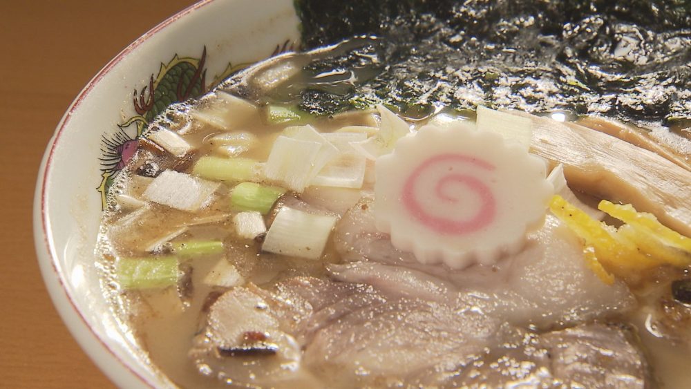 具材はナルト、チャーシューにメンマ