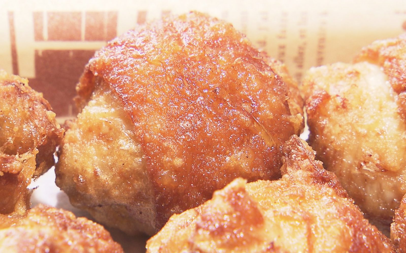 肉汁たっぷり＆ボリューム大！３種類の味から選べる唐揚げ