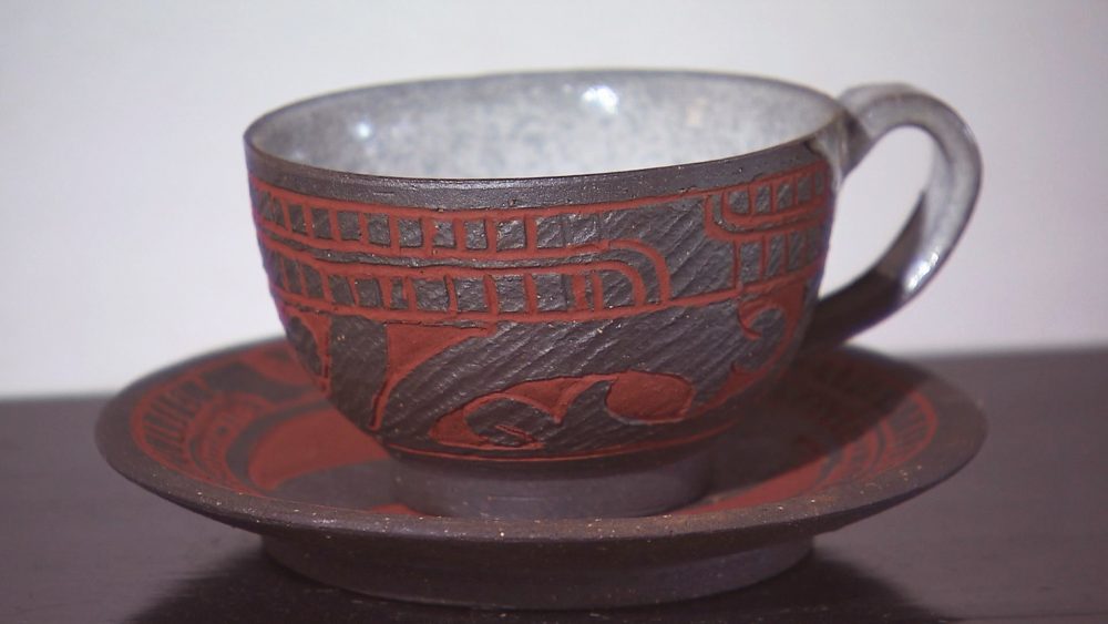 歴史に思いを馳せて…辰砂釉や縄文文様を彫り込んだカップやお皿