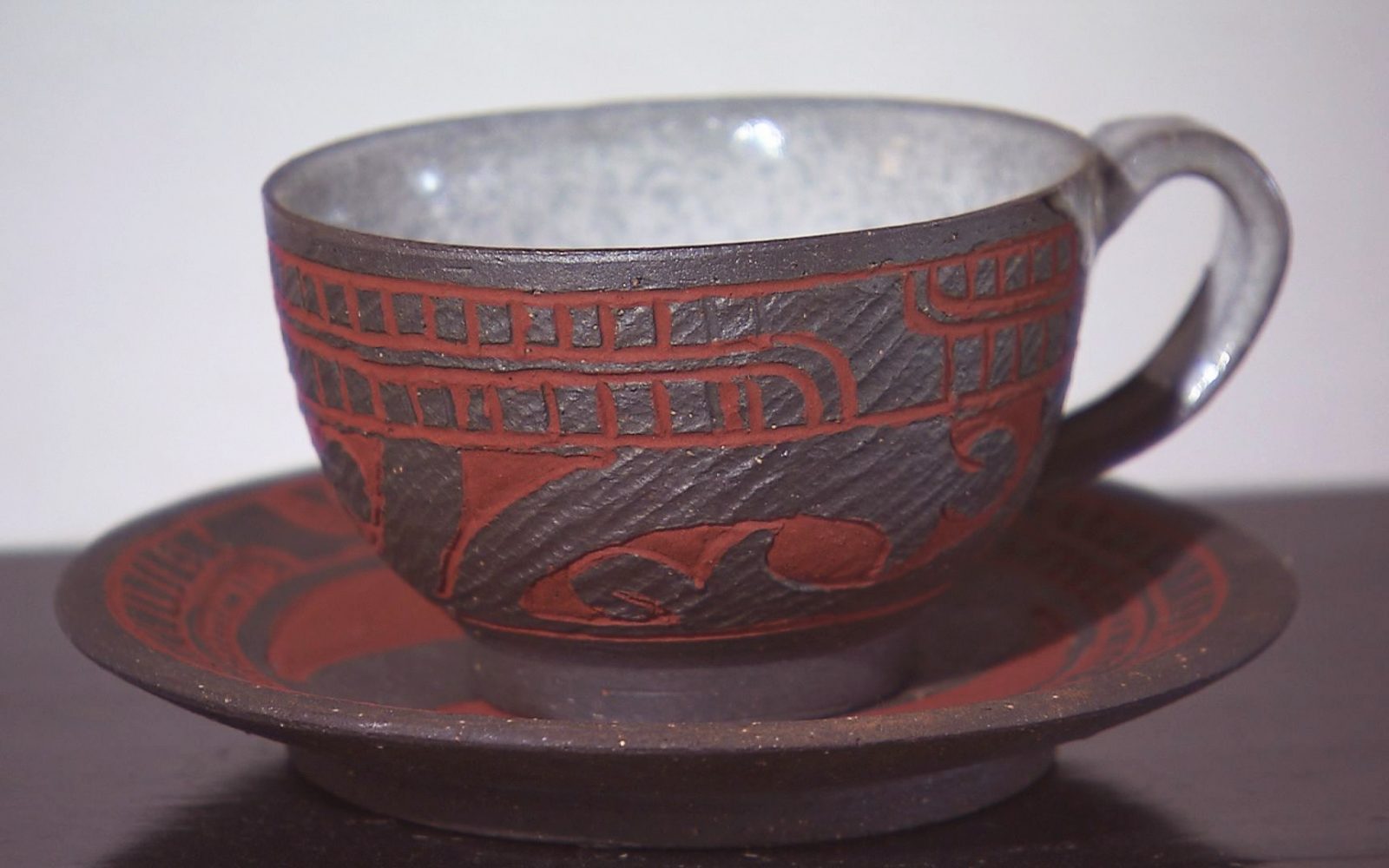 歴史に思いを馳せて…辰砂釉や縄文文様を彫り込んだカップやお皿