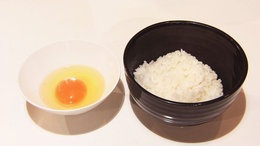 〆にはライスと生卵を