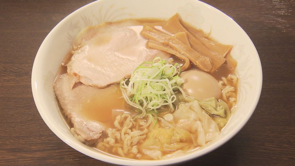 トッピング盛りだくさんの贅沢な一杯