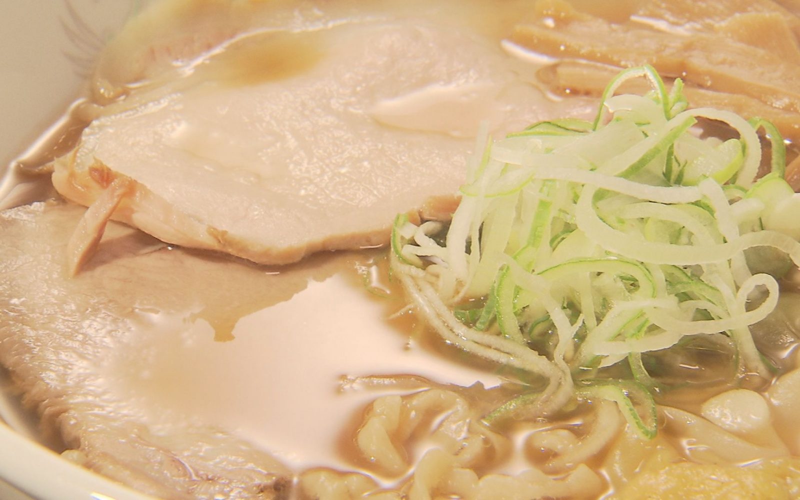 創業36年・トッピング盛り沢山「特製ラーメン」