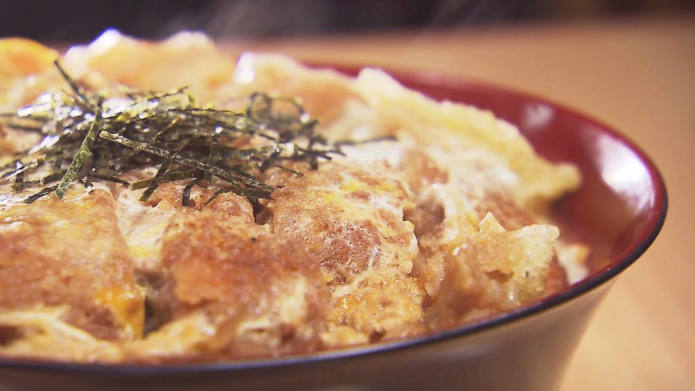 ４０年愛される食堂！ボリュームたっぷり人気の「かつ丼」