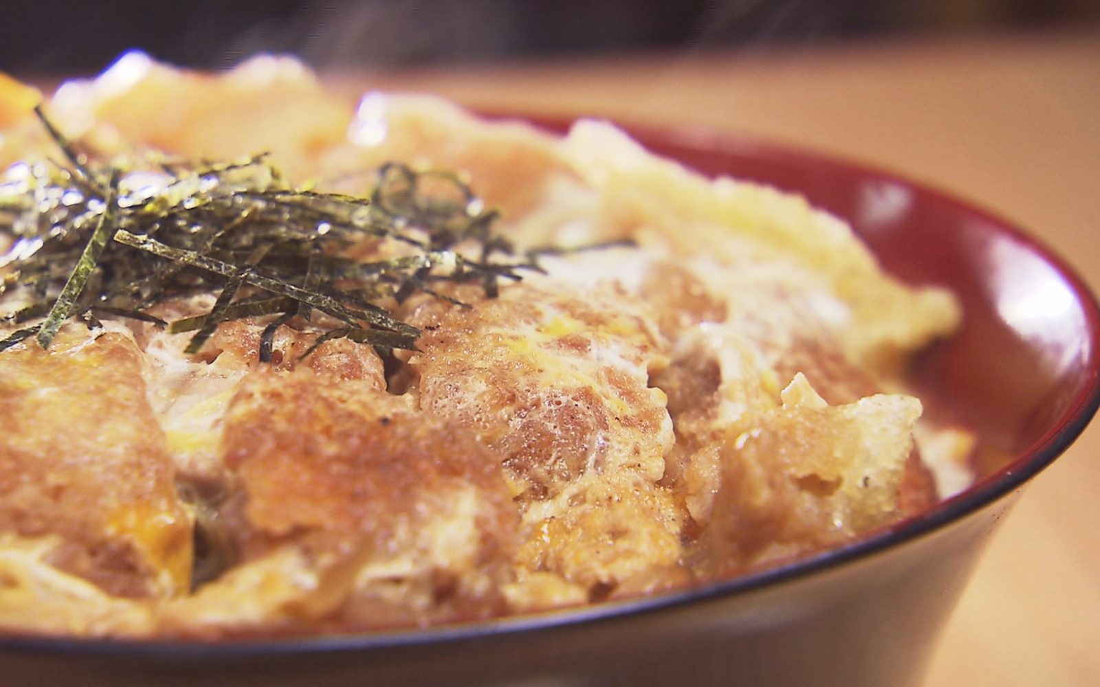 ４０年愛される食堂！ボリュームたっぷり人気の「かつ丼」