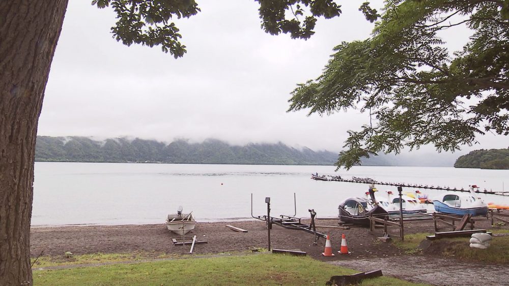 十和田湖畔の遊覧船桟橋横