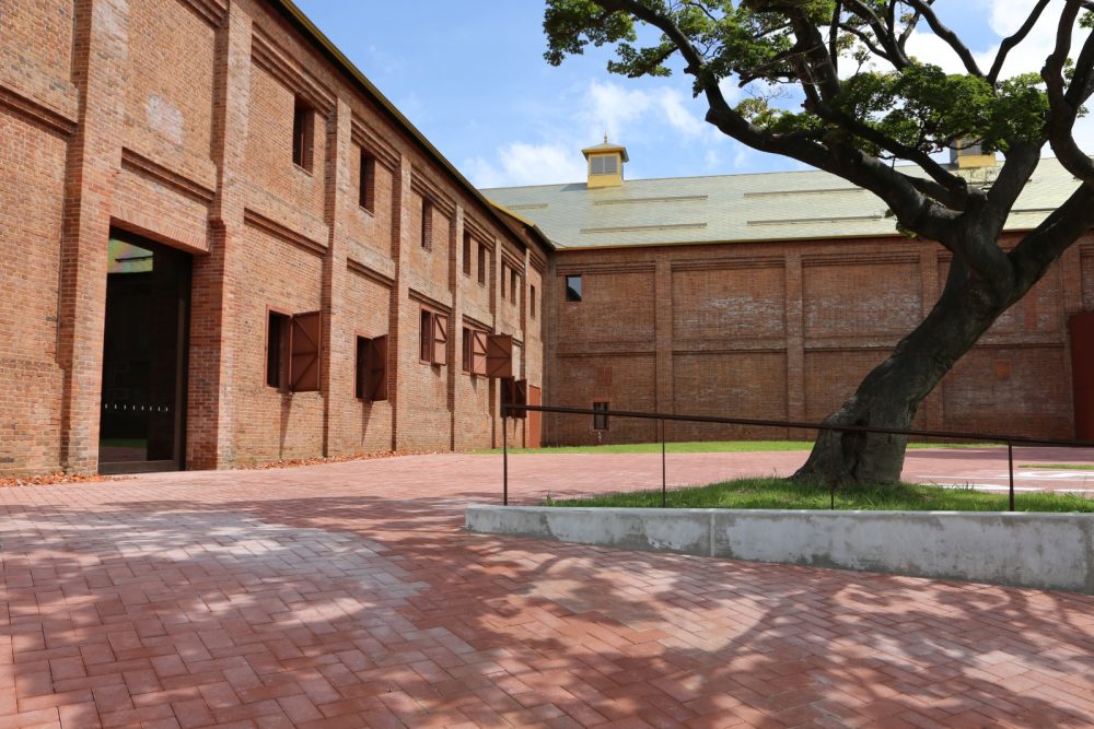 見る時と場所で表情を変える「シードル・ゴールド」の菱葺屋根