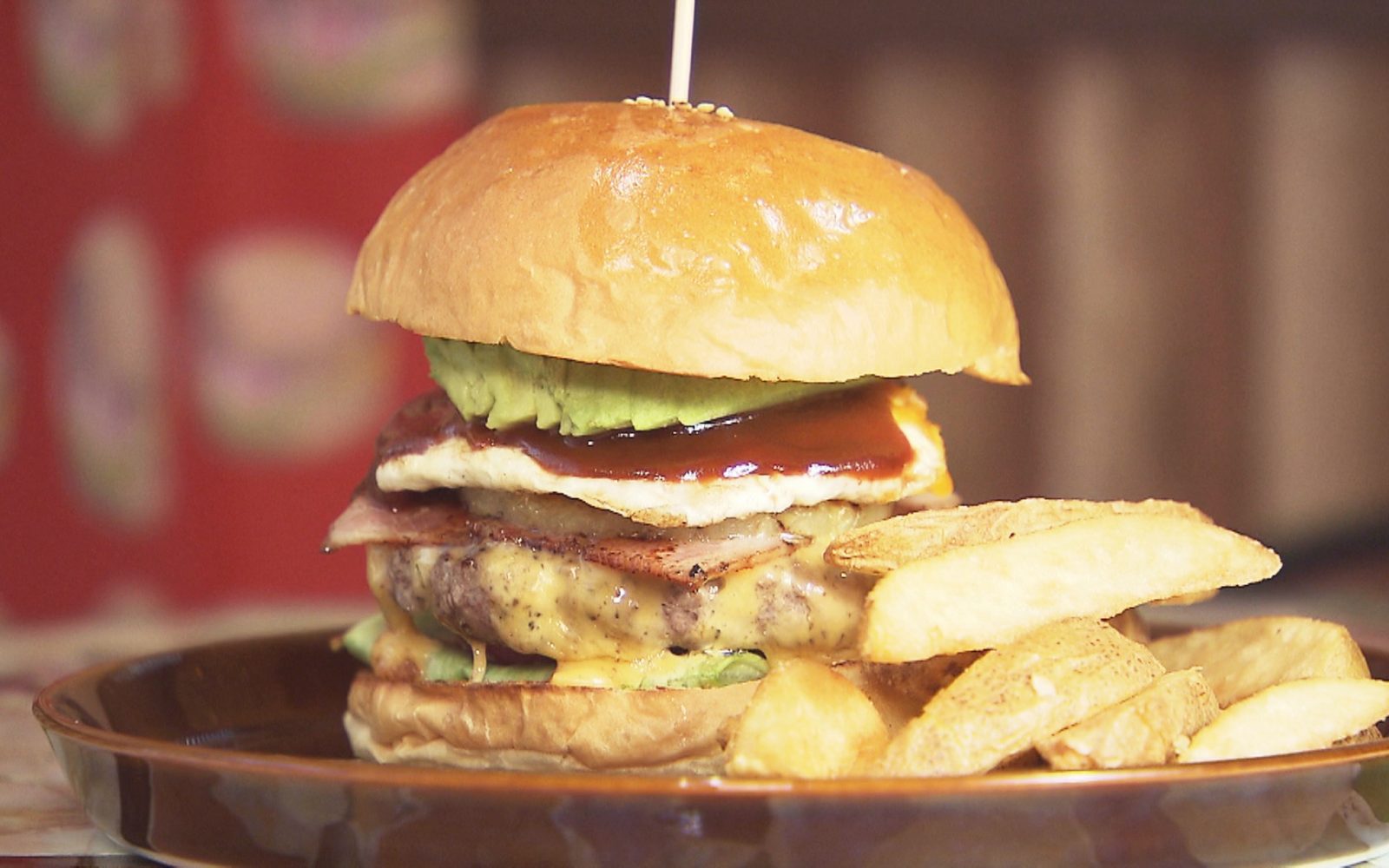 厚めのパティがたまらない！ボリューム満点本格ハンバーガー