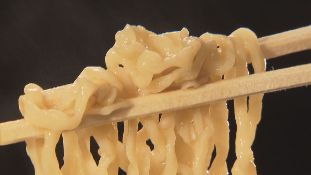 スープにぴったりの細ちぢれ麺