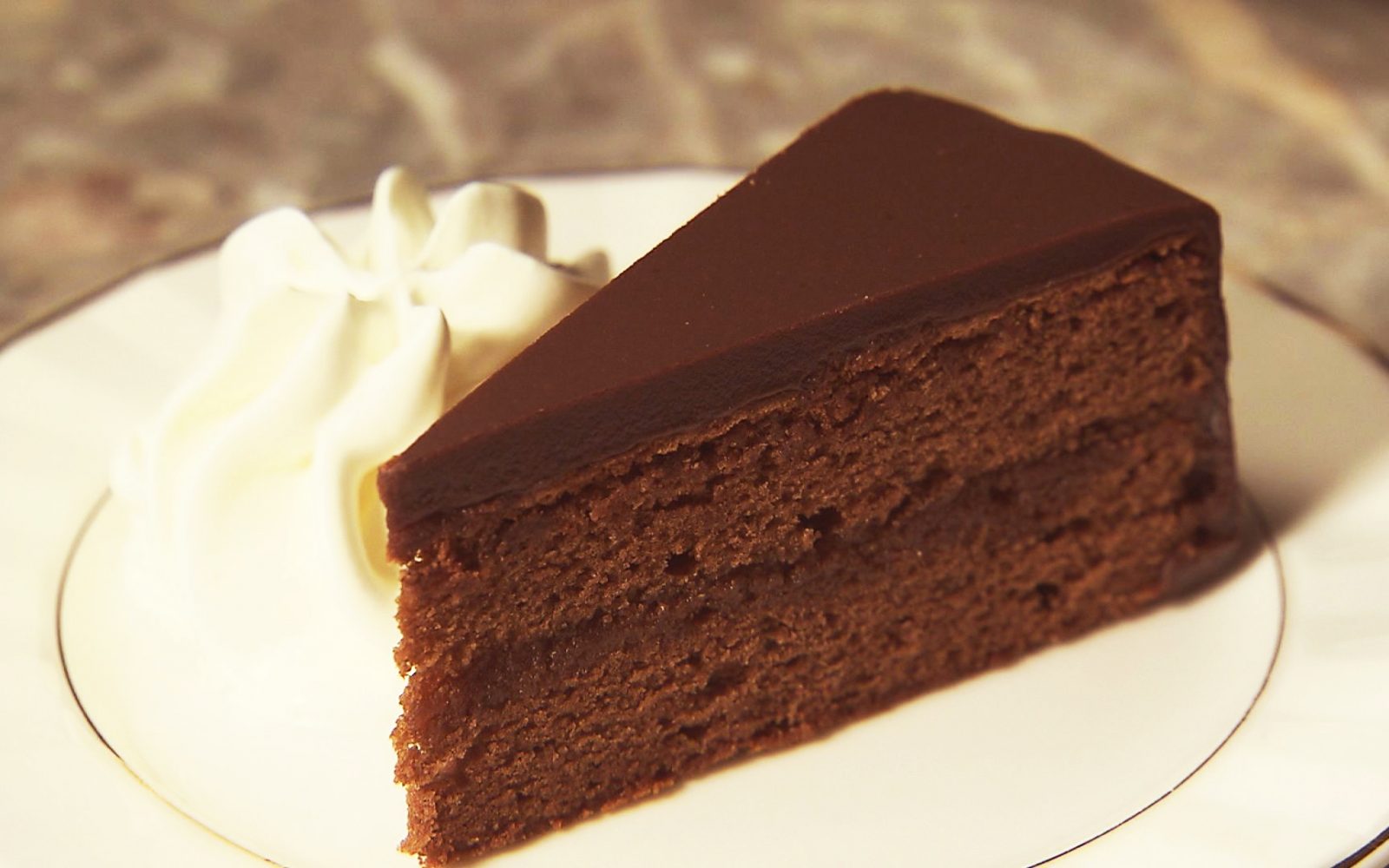 濃厚なチョコレートがたまらない「ザッハートルテ」