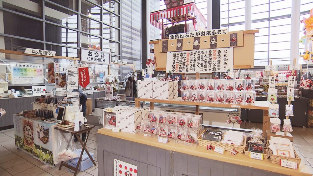 さまざまなグッズが並びます