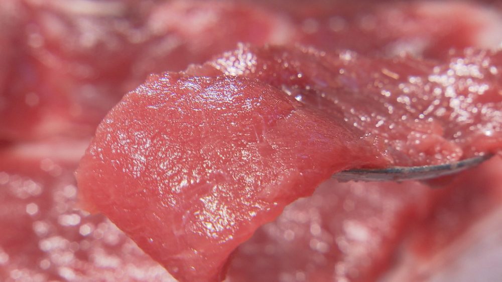 スプーンですくって