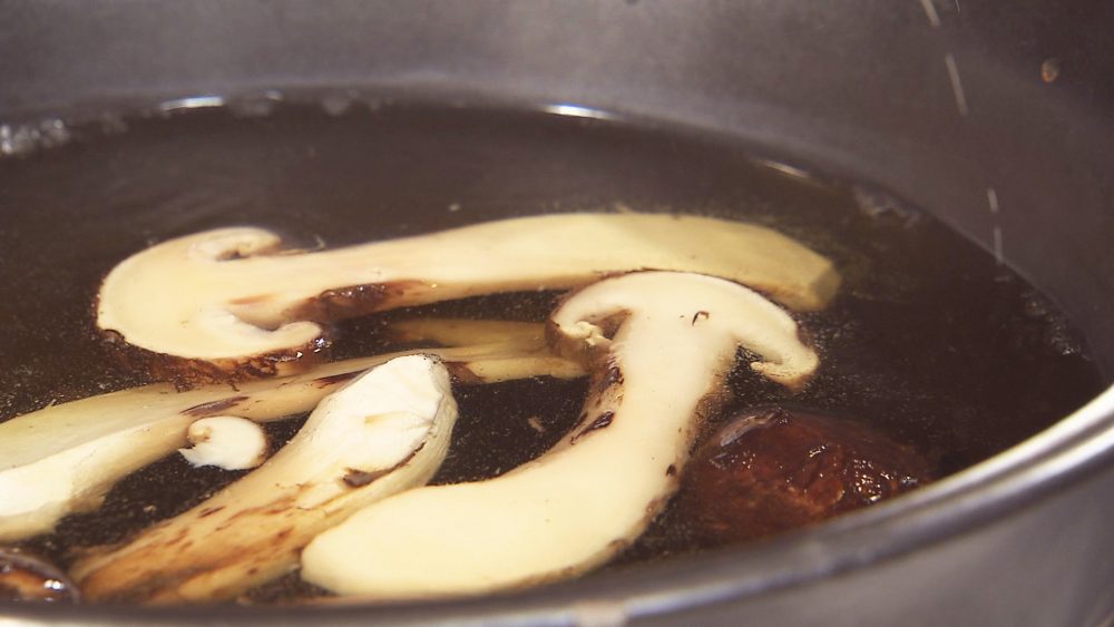 松茸に昆布とカツオの和出汁で