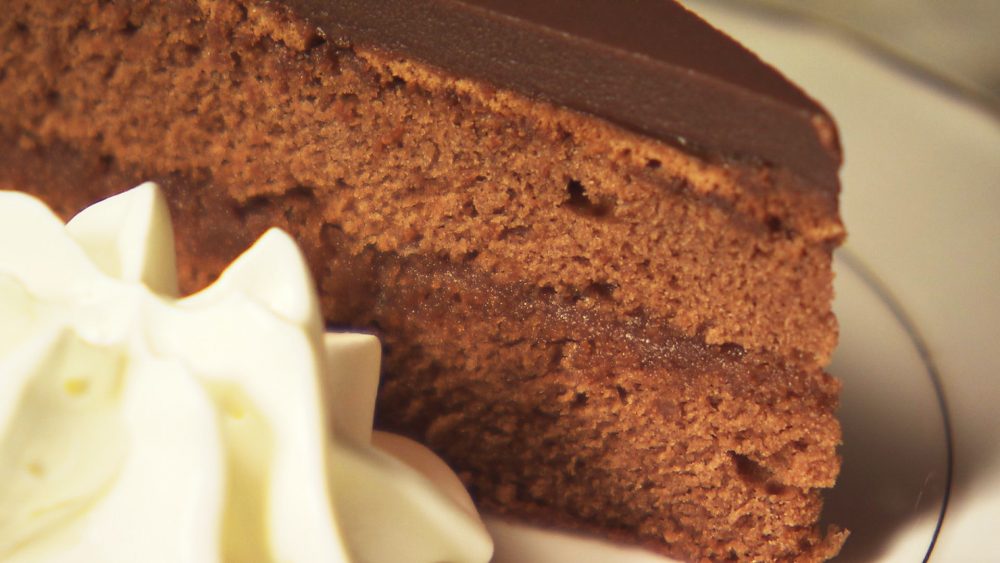 生地にはあんずジャムを挟み