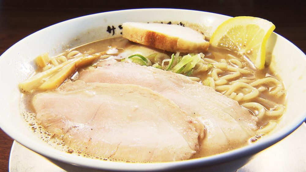 コクと旨味が凝縮！有名店の濃厚ラーメン「鰺W」