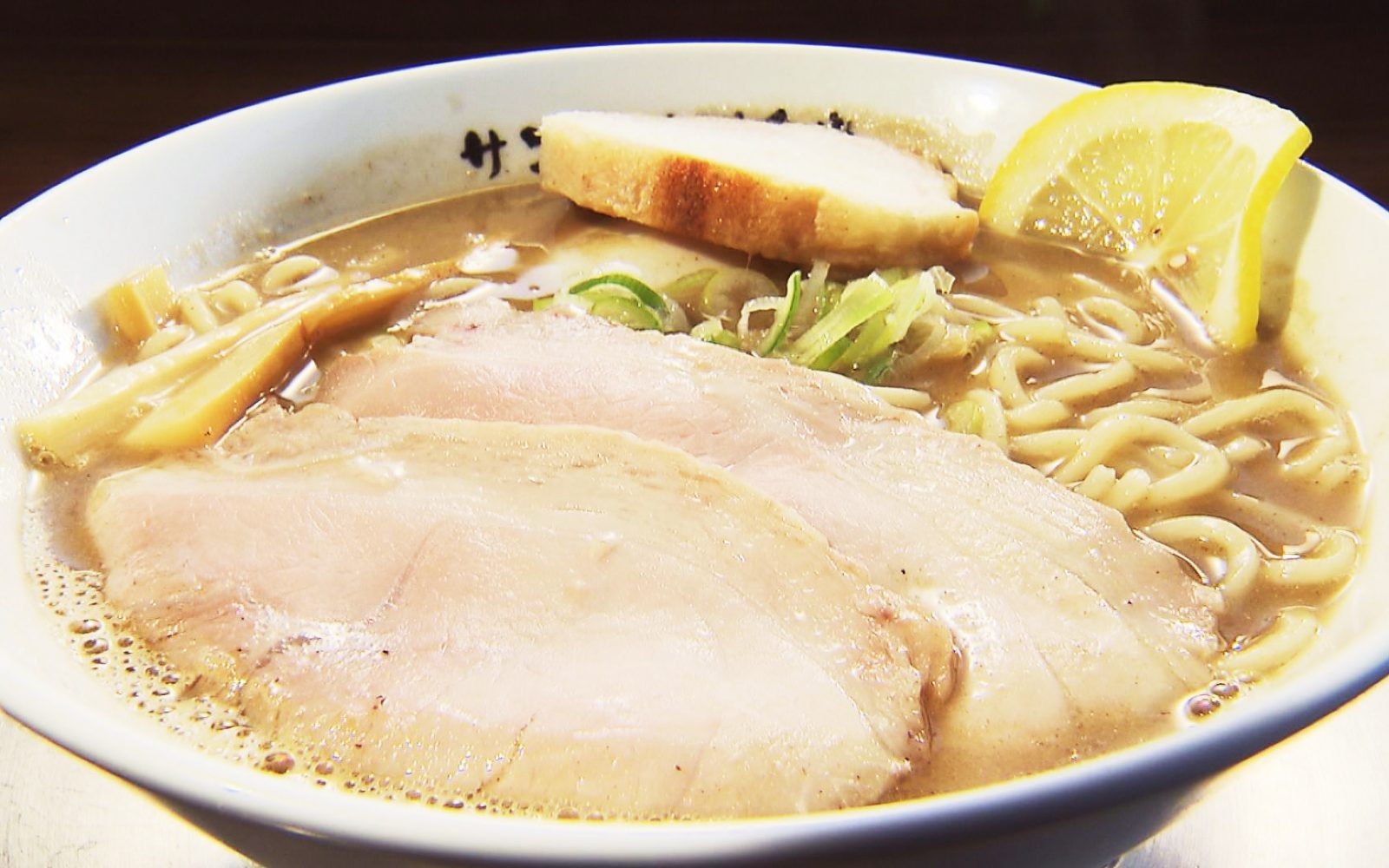 コクと旨味が凝縮！有名店の濃厚ラーメン「鰺W」
