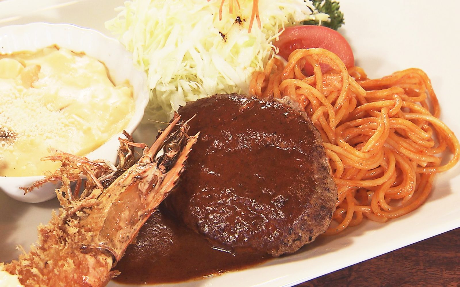 エビフライにハンバーグ！嬉しい人気メニューがセットで