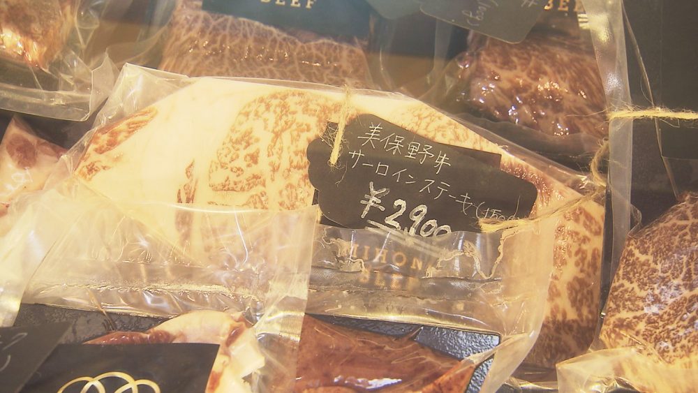 店内ではお肉の販売も