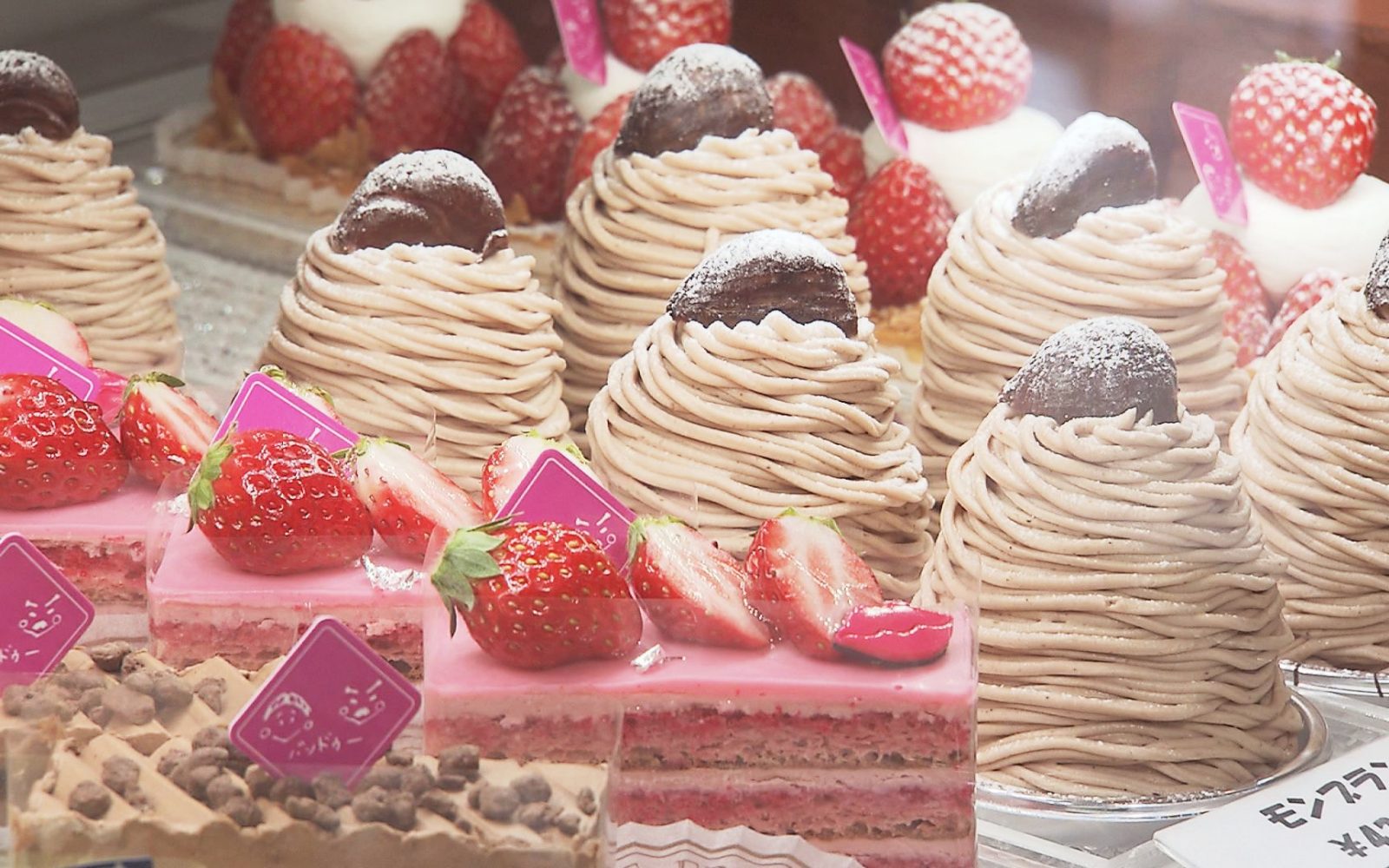 カスタードクリームと生クリームをたっぷり「ヴァンドゥ」