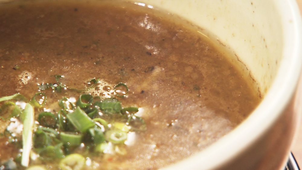 麺に絡む濃厚なスープ