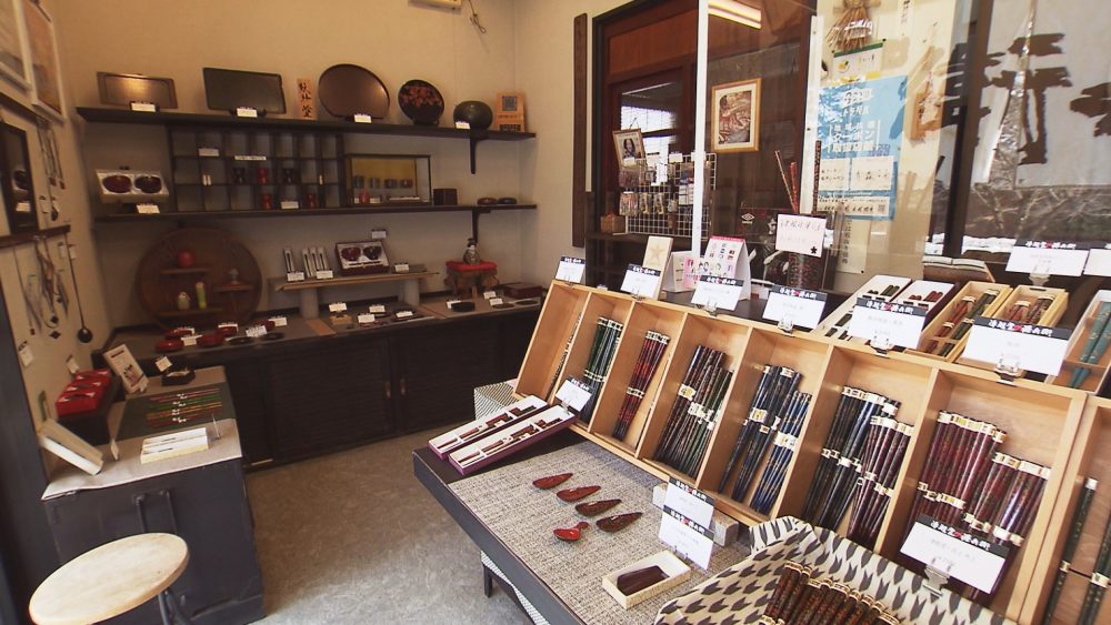 伝統工芸品「津軽塗」が並びます