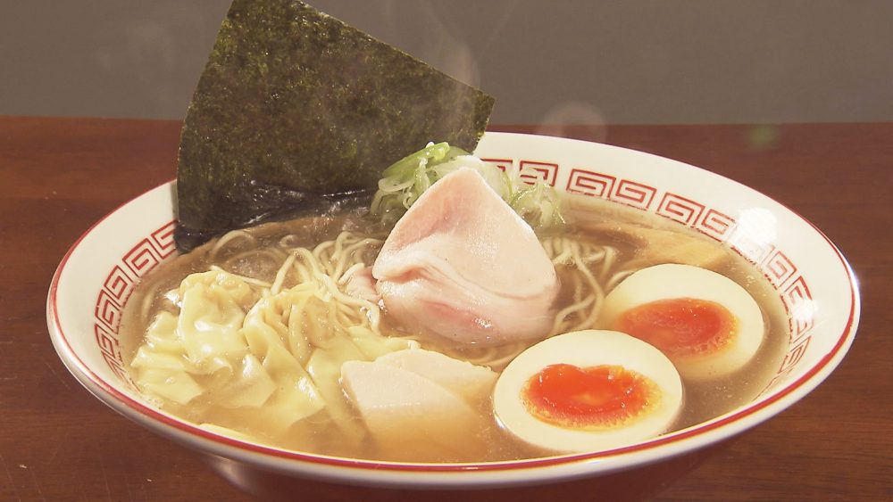 塩でまとめた新しいスープにこだわりの自家製麺「塩醬油煮干しそば」