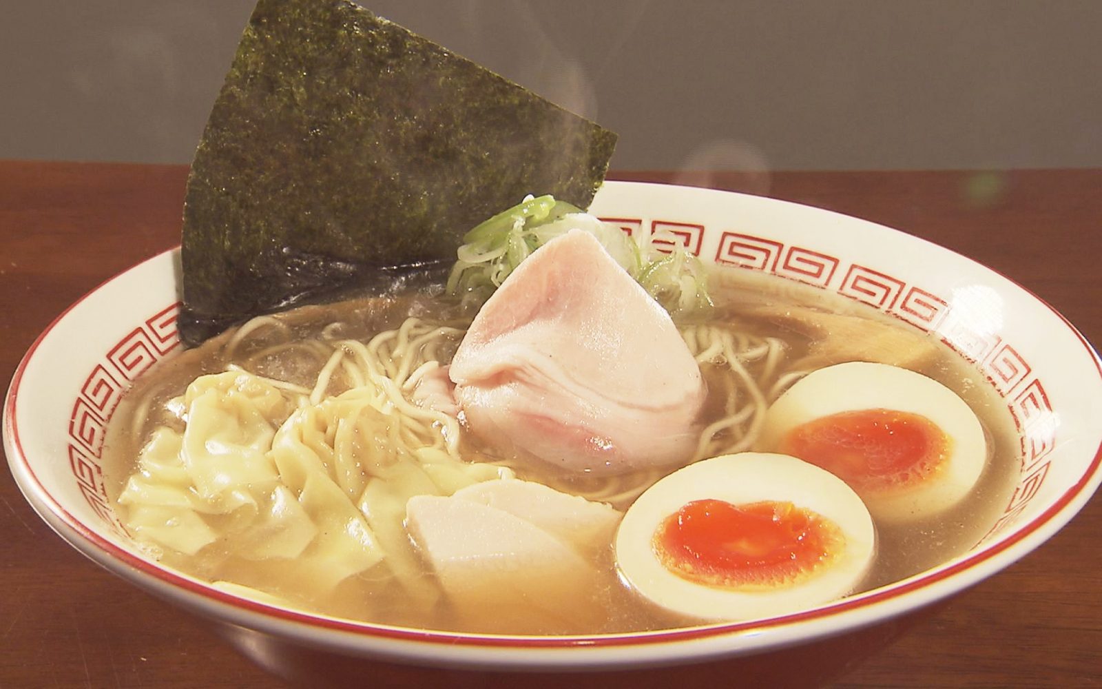 塩でまとめた新しいスープにこだわりの自家製麺「塩醬油煮干しそば」