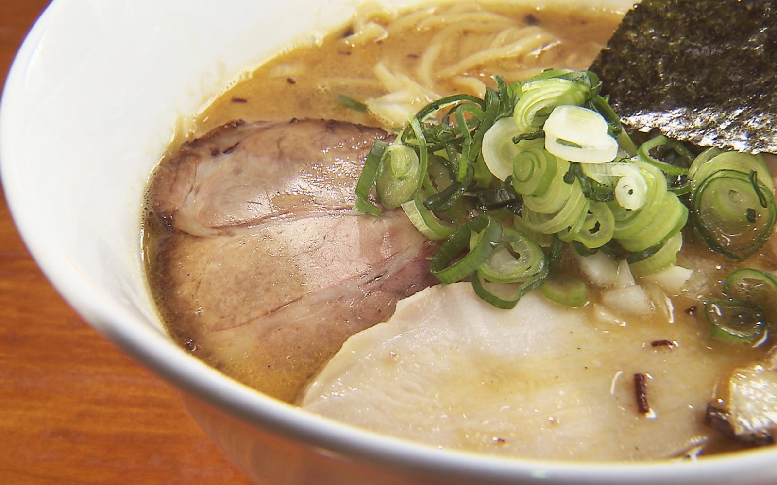 煮干しだしと鶏白湯が見事に融合「鶏白湯醤油ラーメン」