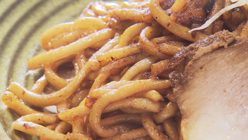 煮干し粉末を合わせた自家製醤油だれ