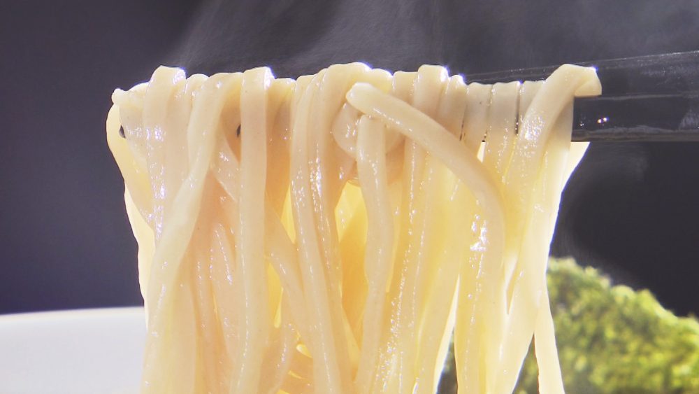 麺は細ストレート／スクエア型