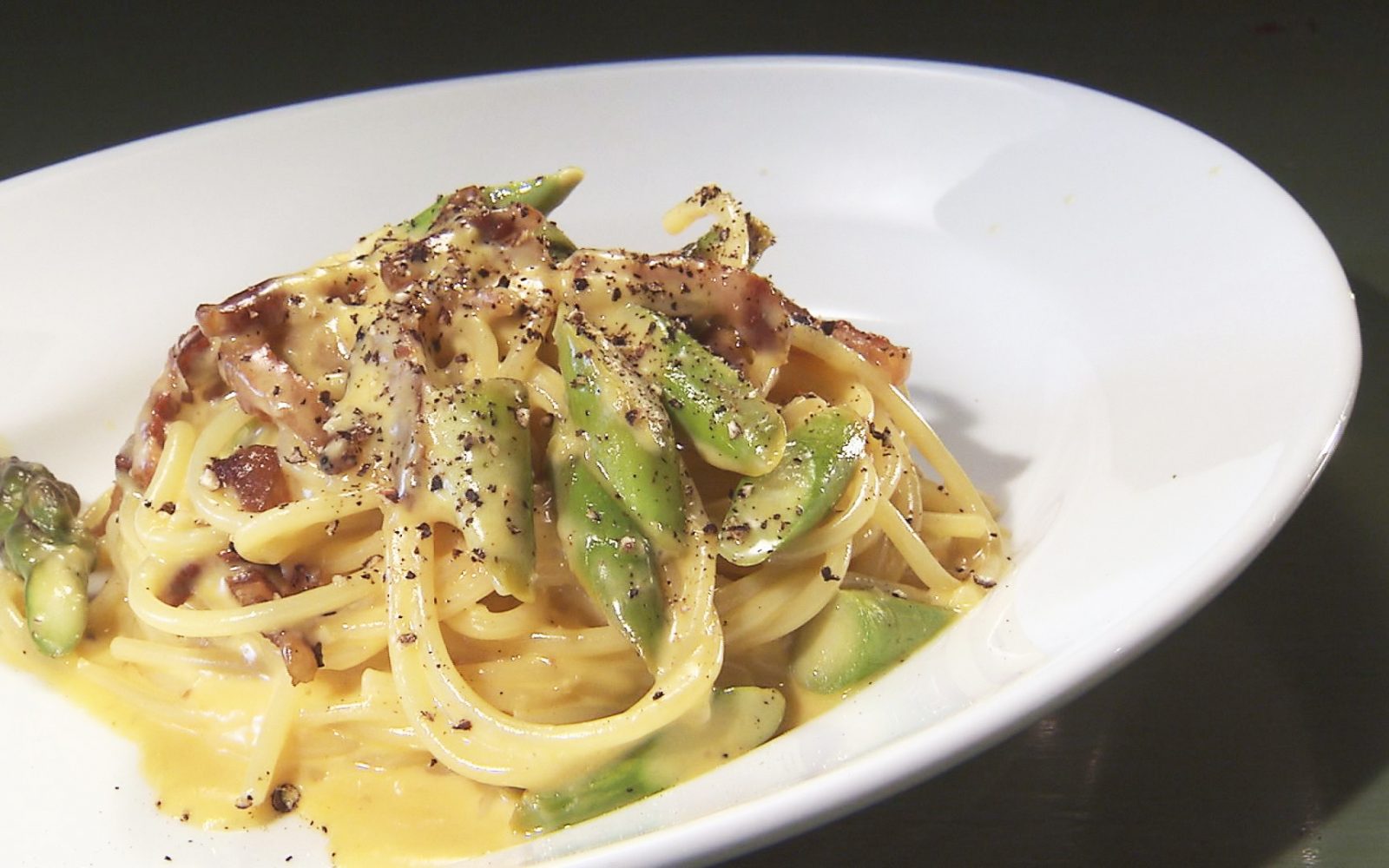 自家製パンチェッタにアスパラの甘みが楽しめるランチパスタ