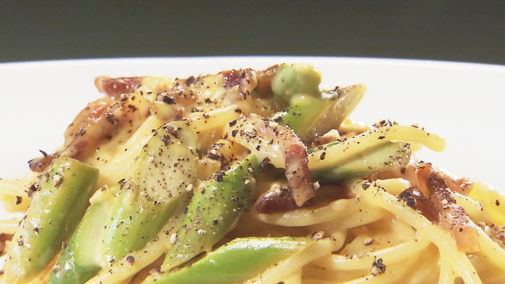 自家製パンチェッタとアスパラのカルボナーラ