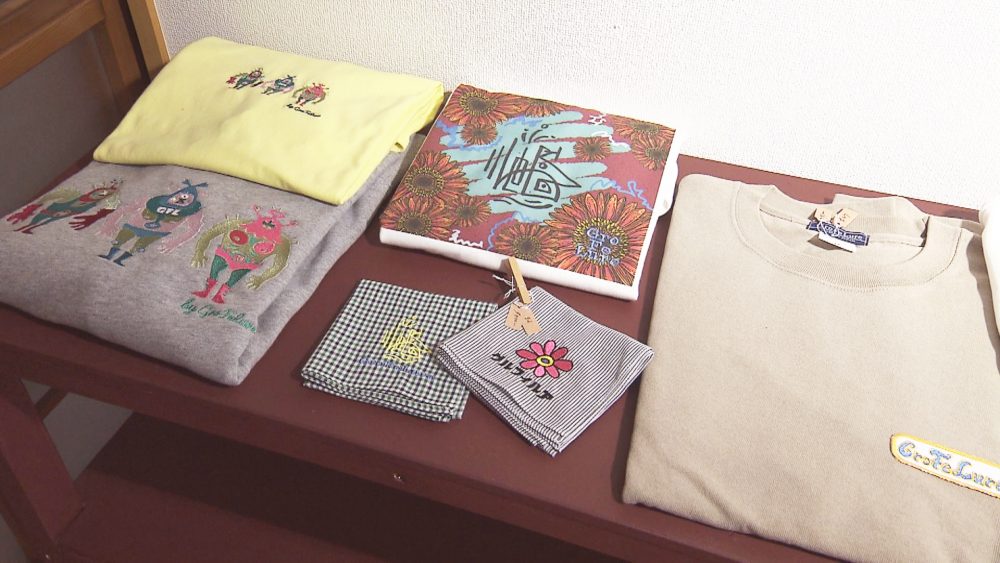 刺繍を施した洋服などを