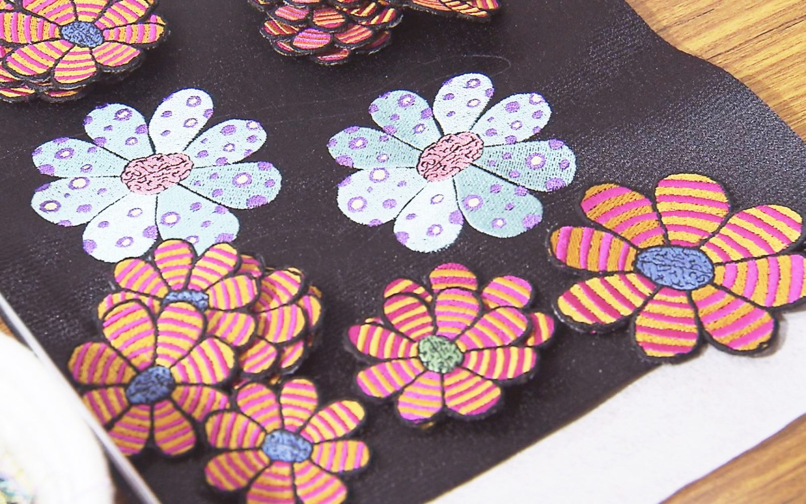 海外からも注目を集める刺繍屋さん