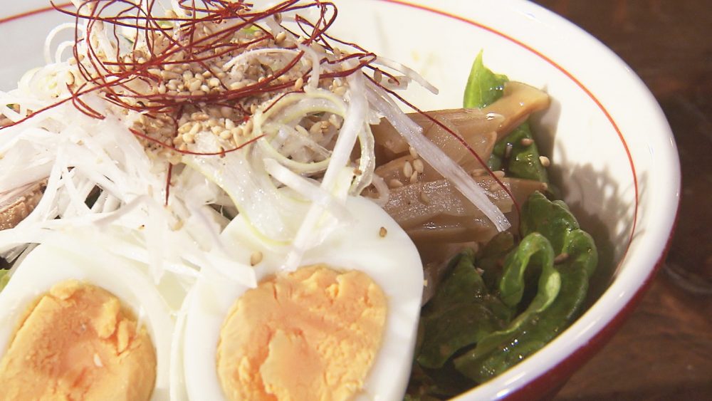 たっぷりのレタスやネギ