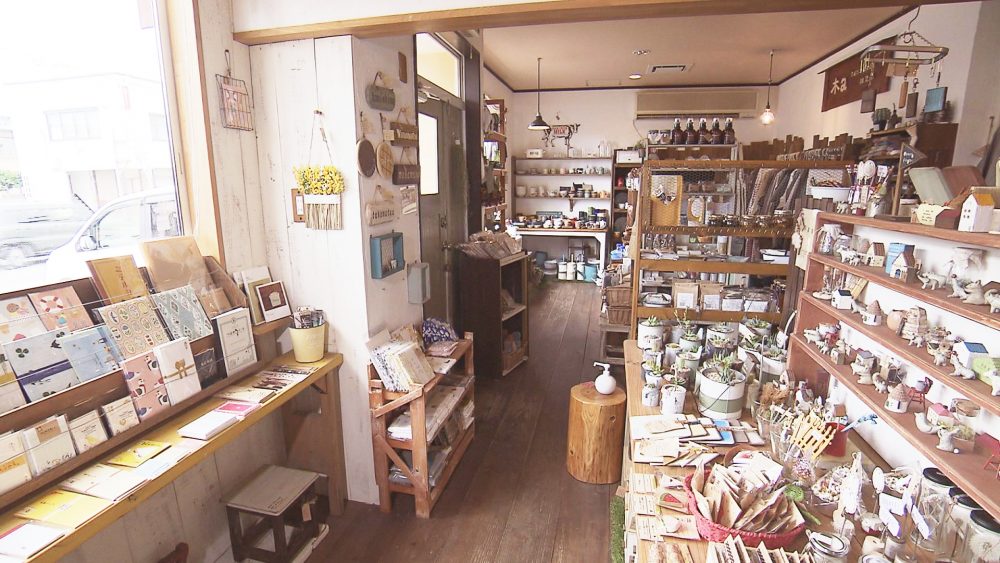 店主セレクトの食器や衣類が