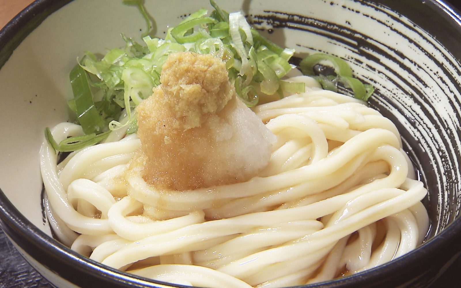 讃岐うどん専門店の夏限定・特大穴子天！